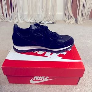 NIKE
Women's V-love O.x. Low- size 6.5